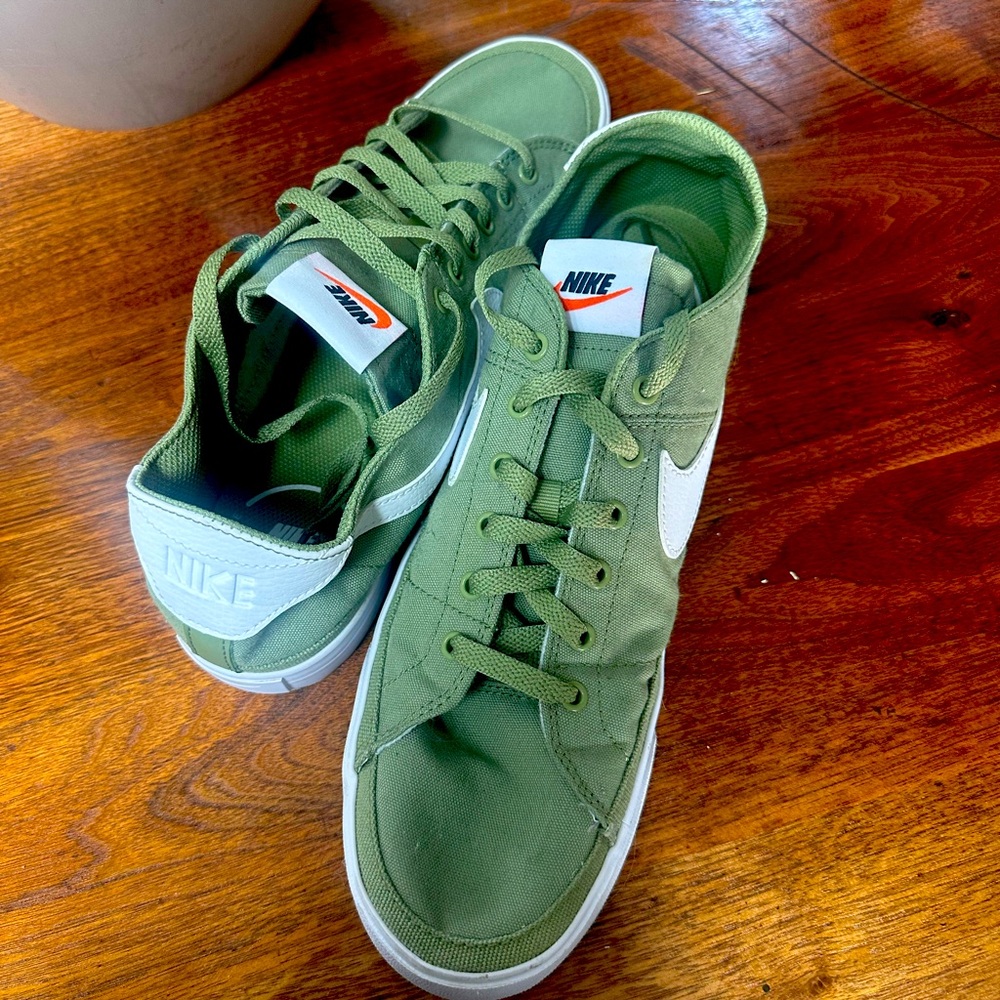 Nike Court Legacy Canvas Shows